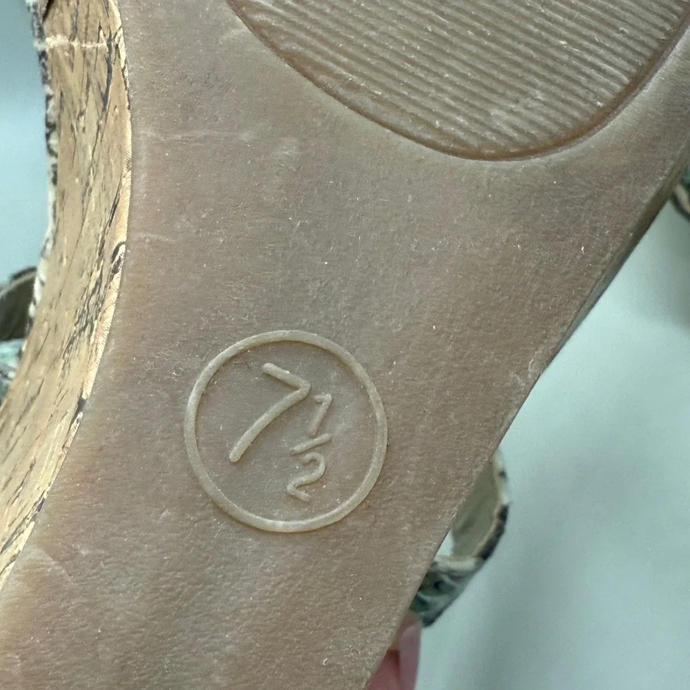 Mossimo open toe wedge sandal, snake print gold medal detail ‎ 7.5